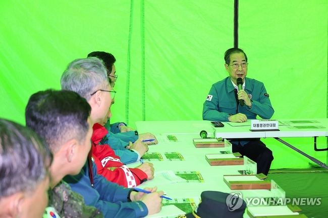  한덕수 대통령 권한대행 국무총리가 24일 경북 의성군 안평면사무소에 설치된 산림청 산불현장지휘본부를 찾아 산불 대응<br>
현황에 대한 보고를 받은 뒤 발언하고 있다. 2025.3.24 【사진=국무총리실 제공/연합뉴스】