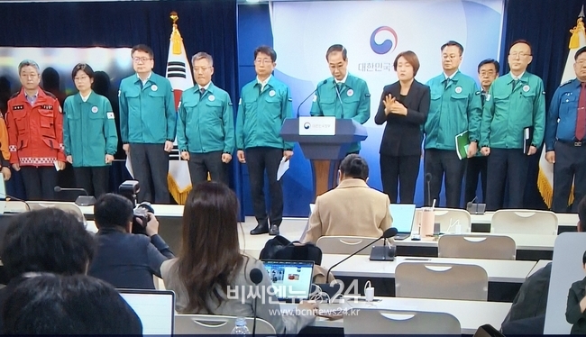 정부서울청사에서 산불 방지 긴급 대국민 담화를 발표하고 있는 한덕수 대통령 권한대행겸 국무총리