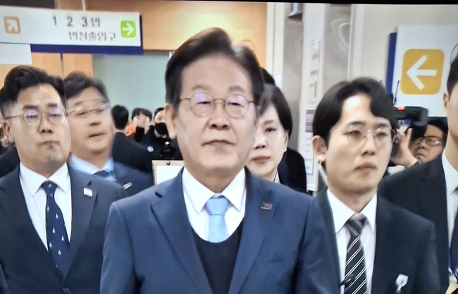 더불어민주당 이재명 대표가 공직선거법상 허위사실 공표 혐의 2심 판결을 선고를 받기 위해 25일 1시 50분경 법원에 들어서고<br>
있다.【사진=연합뉴스TV화면 캡쳐】