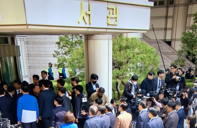 더불어민주당 이재명 대표의 공직선거법상 허위사실 공표 혐의 2심 판결을 선고일일 25일 1시 50분경 당 소속 국회의원들과 일부<br>
지자체 단체장들이 법원 입구로 들어서고 있다.【사진=연합뉴스TV화면 캡쳐】