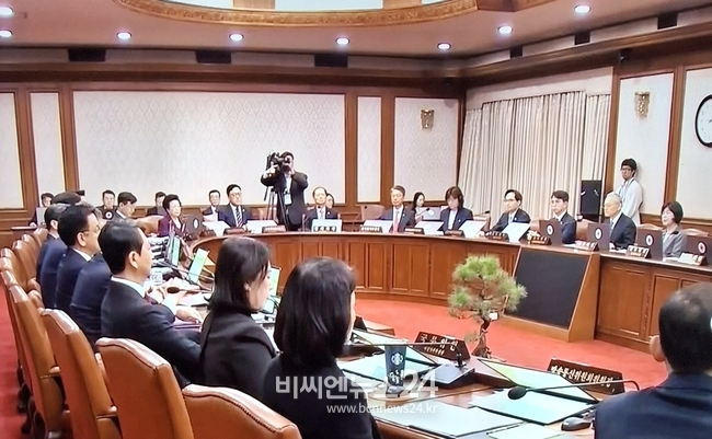 한덕수 구너한대행 국무총리는 1일 개최된 국무회의에서 상법 개정안에 거부권을 행사했다 【사진=연합뉴스TV화면 캡쳐】