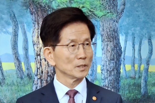 김문수 고용노동부장관이 대선 출마에 대해 기자들의 질문에 답변하고 있다.