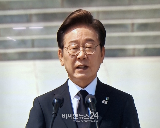 추념사를 하는 이 대통령