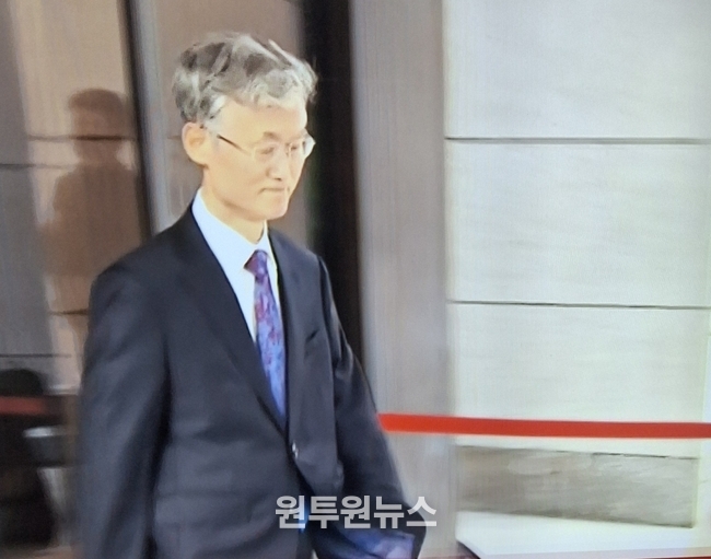 더불어민주당으로부터 사퇴 아박을 받고 있는 조희대 대법원장이 15일 기자들의 쏟아지는 질문에 묵묵 부답으로 퇴근을 위해<br>
청사를 나서고 있다.
