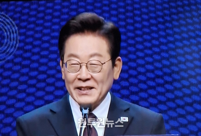 유엔총회 참석차 미국을 방문한 이재명 대통령이 22일(현지시간) 뉴욕의 한 호텔에서 열린 동포간담회에서 인사말을<br>
하고 있다. 2025.9.23【연합뉴스TV캡쳐】