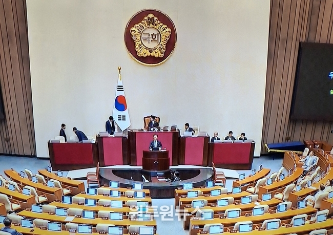필리버스터가 돌입한 가운데 국회 본 회의장은 텅텅 비어 있다.