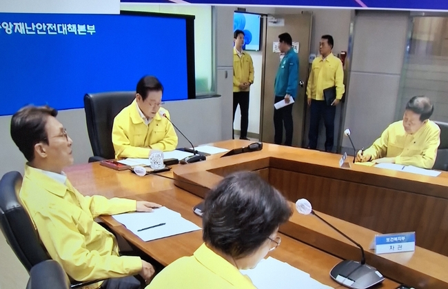 이 대통령이 중앙재난안전대책회의를 주재하고 있다.
