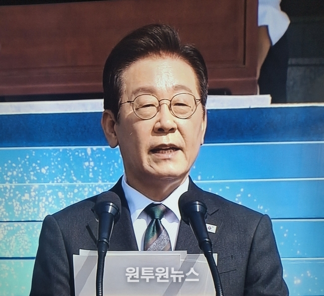 이재명 대통령이 1일 충남 계룡대 대연병장에서 열린 건군 77주년 국군의 날 행사에서 기념사를 하고 있다. 2025.10.1