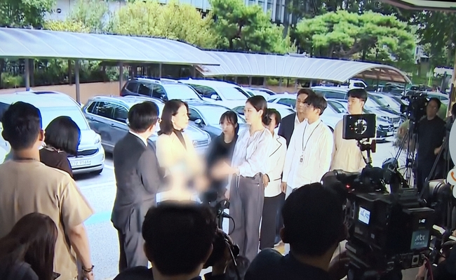 이진숙 전 방송통신위원장이 공직선거법 위반 등의 혐의로 영등포경찰서로 압송된후, 입장을 발표하고 있다. 2025.10.2<br>
【연합뉴스TV 캡쳐】