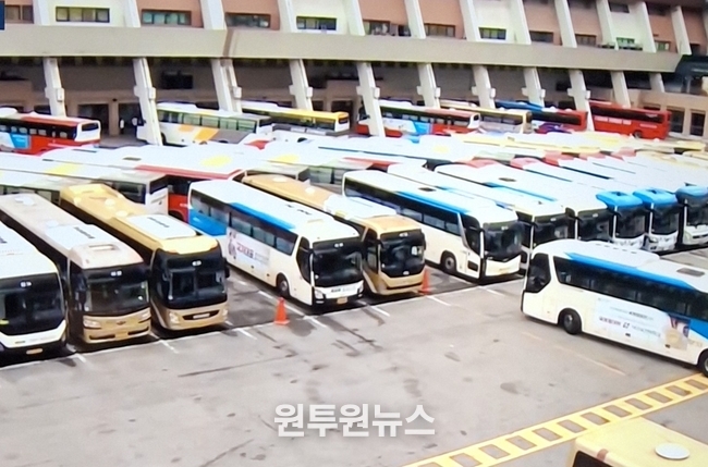 귀성객을 태우기 위해 대기하고 있는 서울 강남 고속터미널 고속버스 모습.