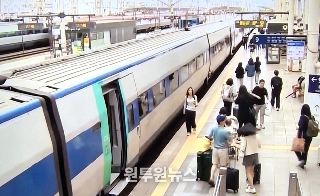 추석 명절 연휴를 이용해 열차로 귀성하는 사람들.