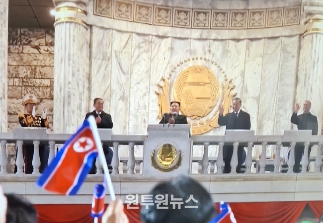 중국과 러시아의 2인자와 나란히 선 김정은 북한 국무위원장 북·중·러 연대 과시.【연합뉴스TV 화면 캡쳐】