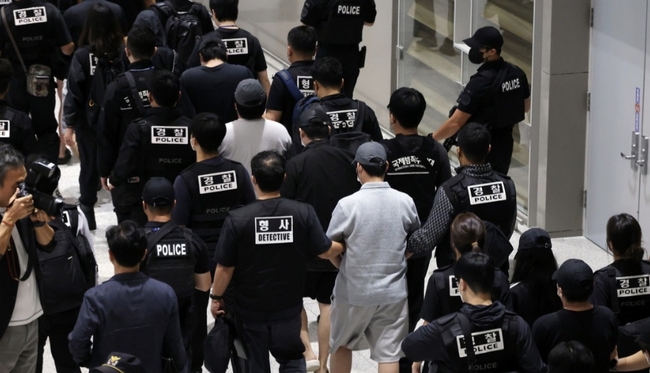 캄보디아서 송환된 범죄 연루 한국인 64명 입국과 동시에 전국 경찰관서로 분산 호송.