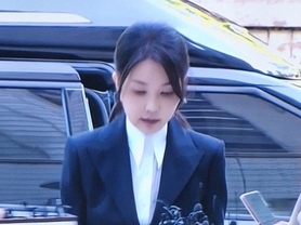 김건희, 구속심사 받기 위해 서울중앙지법 도착…'묵묵부답'