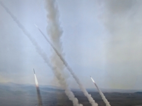 집속탄두 장착 단거리 지대지 탄도미사일 시험 발사 성공 자축