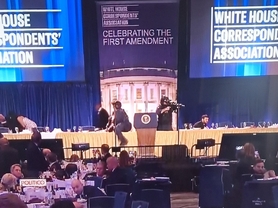 美 백악관 기자단 만찬장서 산탄총 무장 괴한 총격…트럼프 무사 대피