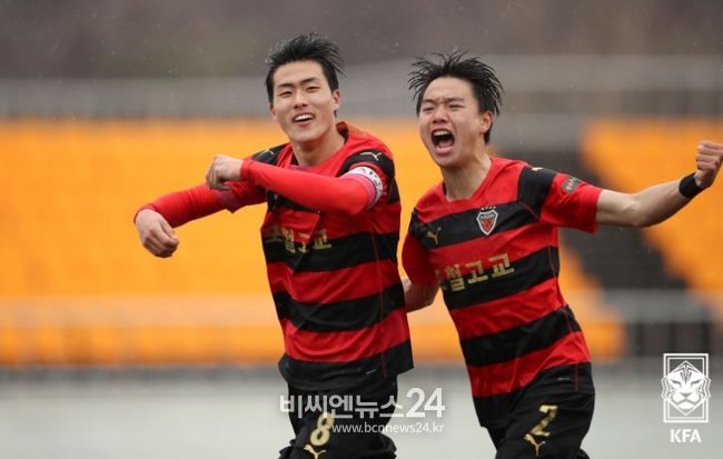 포철고 김명준(왼쪽)이 오산고와의 백운기 결승전에서 동점골을 터뜨린 뒤 골 세리머니를 하고 있다.