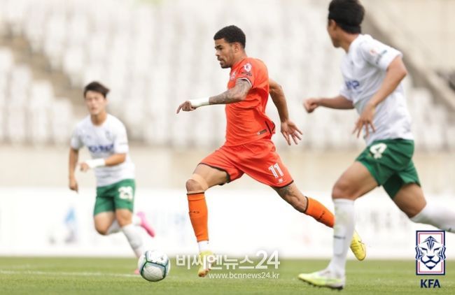 작년 우승팀 화성FC가 2024 K3리그 개막전을 승리로 장식했다. 사진은 지난해 경주한수원과의 리그 경기에서 뛰고 있는 화성 공격수 루안(가운데)의 모습.