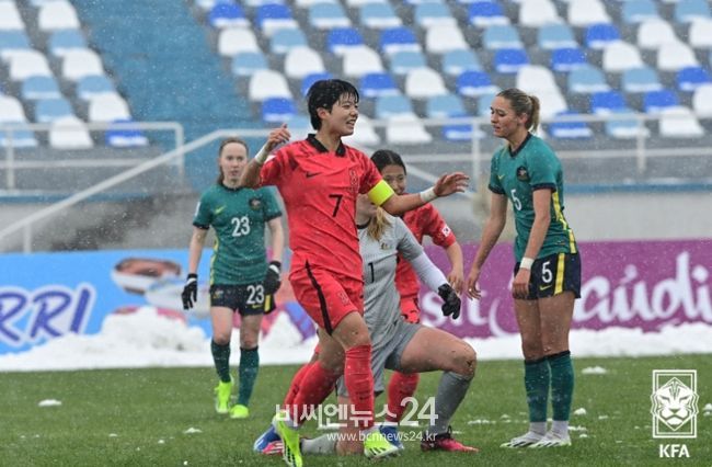 전유경이 호주와의 AFC U-20 여자 아시안컵 경기에서 선제골을 넣은 뒤 환호하고 있다.