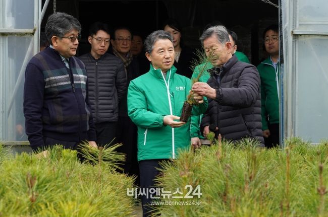 남성현 산림청장(가운데) 시설양묘 재배 민생현장 방문