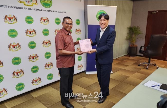 말레이시아 농업연구개발청장과 선물 교환