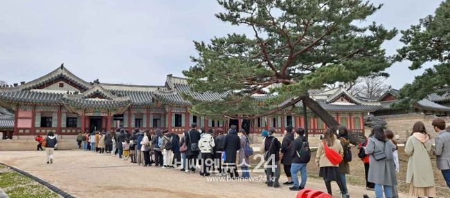 < 희정당 권역_창호개방 관람 대기줄(2022.3