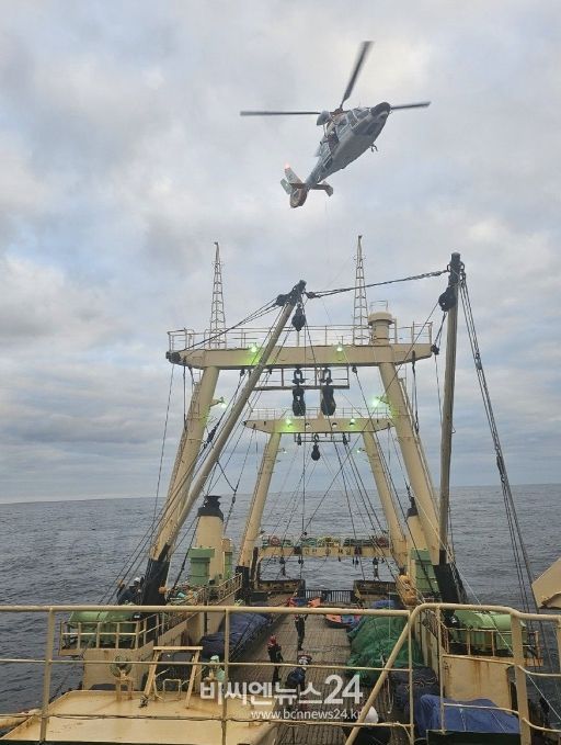 헬기 인양용 줄(호이스트)를 이용해 한국인 선원을 이송하는 모습