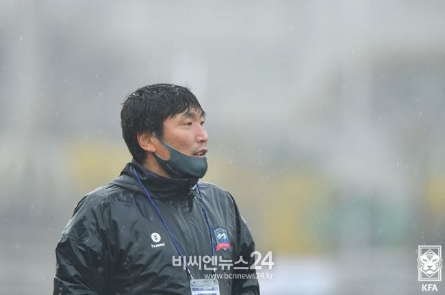 송홍섭 감독은 올 시즌 거제시민축구단의 사령탑에 올랐다. 사진은 2021년 거제 수석코치 시절 K4리그 경기에 나선 송 감독의 모습.