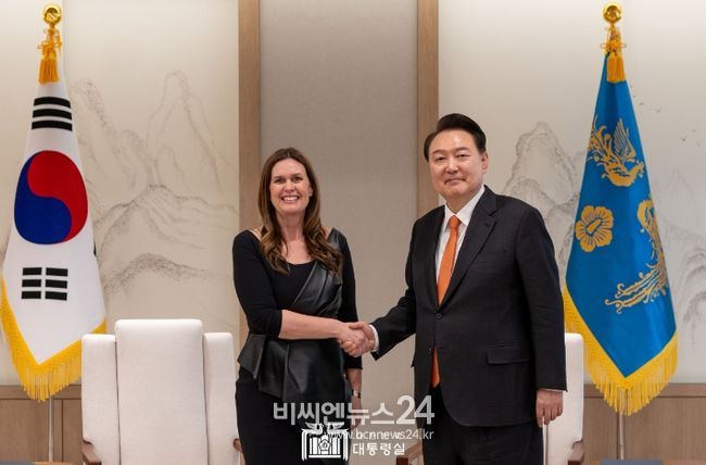 3월 11일 윤석열 대통령은 사라 샌더스 美 아칸소州 주지사를 접견하고, 한미동맹 강화, 한-아칸소州 협력 증진, 한인사회 지원 등에 대해 의견을 교환했다.