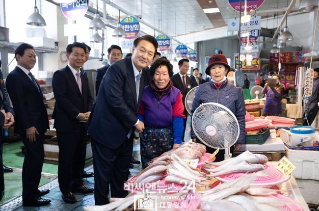 3월 13일 윤석열 대통령은 경남 사천 지역의 대표 전통시장인 삼천포 용궁수산시장을 방문했다.