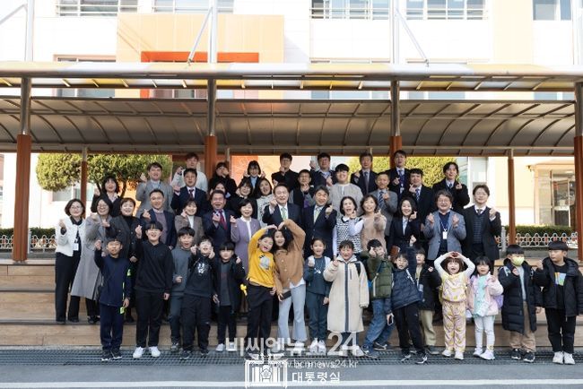 3월 21일 윤석열 대통령은 강원 원주시 명륜초등학교를 방문해 늘봄학교 프로그램을 참관하고 관계자들과 간담회를 했다.