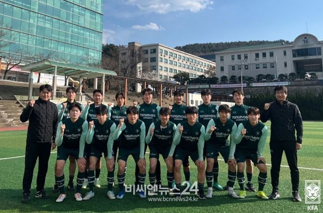 이창원 감독(오른쪽)은 새롭게 창단한 동명대 축구부의 지휘봉을 잡으면서 대구예술대에서 자신이 지도했던 16명의 선수를 데려왔다.