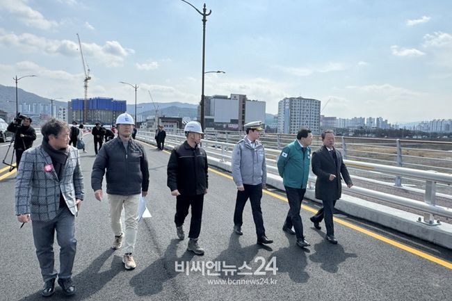 주낙영 시장이 지난 22일 오후 ‘황금대교 조성사업’ 현장을 찾아 개통 준비상황을 점검하고 공사 관계자를 격려하고 있다.