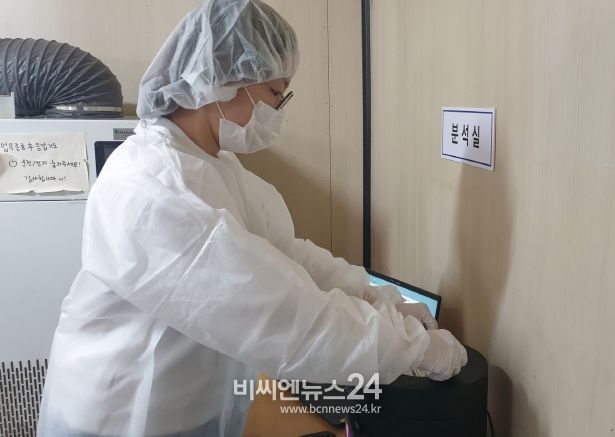 ‘식품안전센터’에서 수거한 수산물을 검사하고 있다.