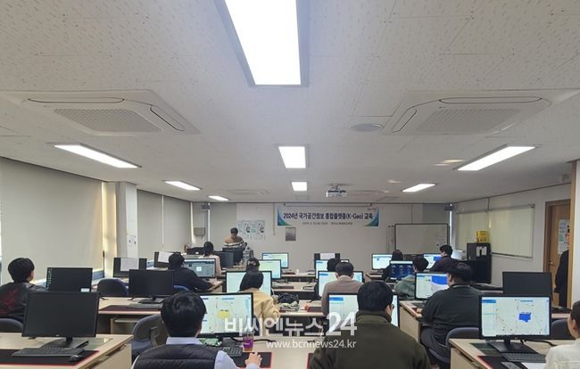 영천시는 지난 22일 ‘국가공간정보 통합플랫폼(K-Geo플랫폼)’ 사용 공직자를 대상으로 공간정보활용 역량강화를 위한 교육을 실시했다.