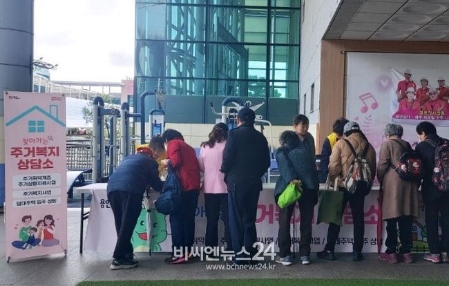 용인특례시가 지난 26일 처인노인복지관 앞에서 찾아가는 주거복지상담소를 운영했다.