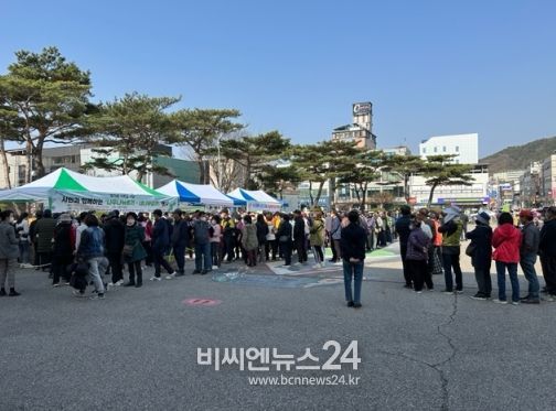 문경시 '2024년 반려나무 나누어주기' 행사 실시