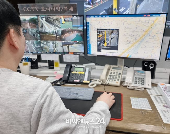 업무수행 중인 동대문구 CCTV 통합관제센터 직원