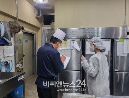 창원특례시 소통전담관리원, 봄철 식중독 예방 현장 홍보활동 전개