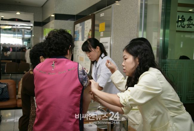 지역 어르신들이 겨울을 대비하여 독감 예방접종을 하고 있다.