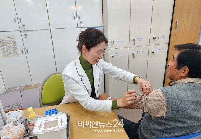 성동구가 5월 1일부터 65세 이상 어르신 대상포진 예방접종을 지원한다.