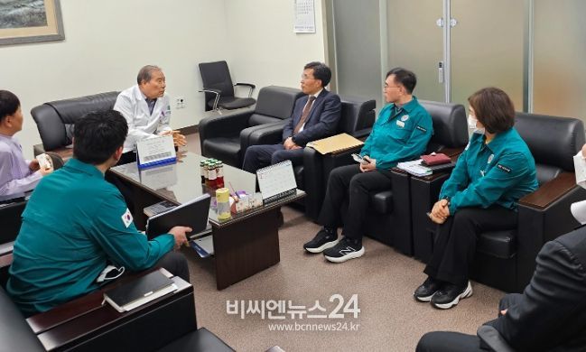 안상현 나주부시장을 비롯한 보건소 직원들이 빛가람종합병원장과 만나 지역응급의료기관 지정을 위한 대화를 나누고 있다. (사진제공-나주시)