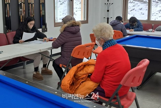 지난해 화천군이 도입한 비대면 노인 건강관리 프로그램. 참여자들이 관련 교육을 받고 있다