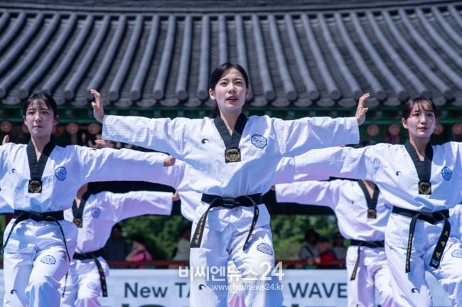 5월 19일 오후 2시 남산골 한옥마을 천우각 무대에서 국기원 태권도시범단이 격파, 품새, 호신술 등 시범공연을 선보이고 있다.