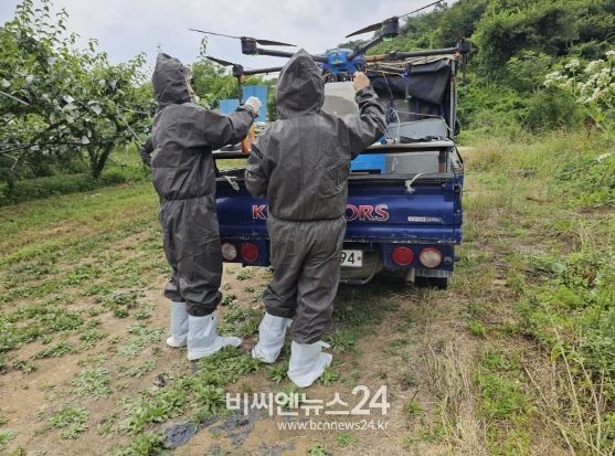 군위군 야생멧돼지 아프리카 돼지열병(ASF)의 농장 유입 차단을 위한 드론 방역 실시