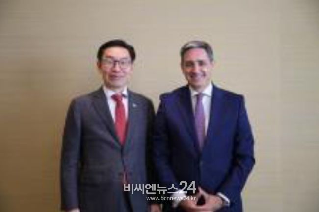 김완기 특허청장(왼쪽)이 주앙 네그랑(João NEGRÃO) 유럽연합지식재산청(EUIPO) 청장과 양자회담을 진행하고, 기념촬영을 하고 있다.