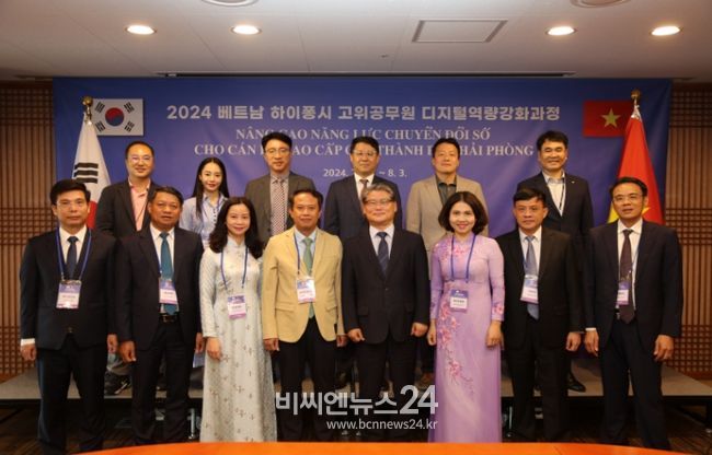 7월 22일 오전, 베트남 하이퐁시 고위공무원 디지털역량강화과정 입교식 행사를 마치고 행정안전부 지방자치인재개발원 임상규 원장(가운데)과 연수생들이 기념사진을 찍고 있다.