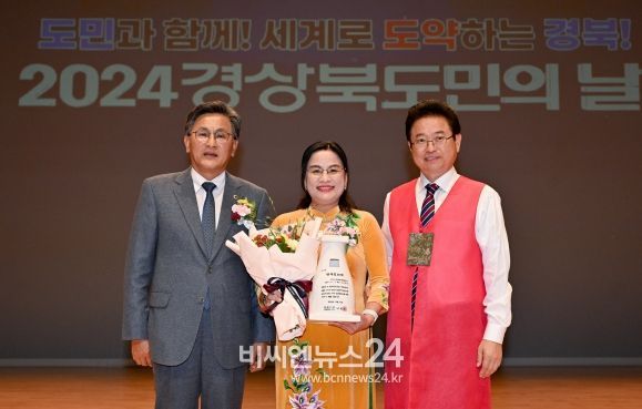 경북도, 오티펑란 호치민대 인문사회과학대 총장에 명예도민증 수여