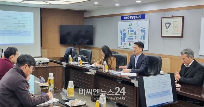 손성수 관세청 심사국(오른쪽 가운데)이 27일 오후 울산 소재 이차전지 전해액 수출기업인 ㈜후성을 방문하여 업체관계자들과 이야기를 나누고 있다.