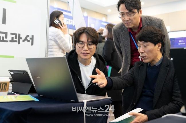 최윤홍 부산시교육감 권한대행 20일 디지털교과서 전시회 참관